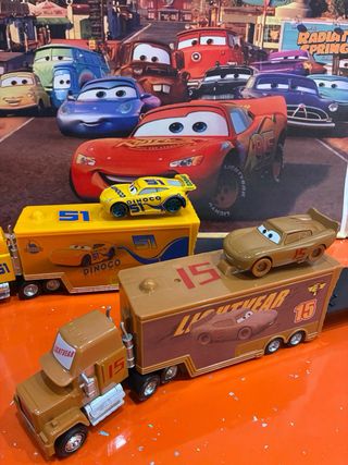 Camiones y coches de metal de la película Cars