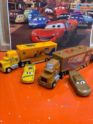 Camiones y coches de metal de la película Cars