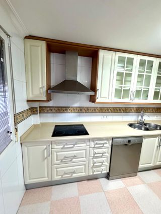 Muebles cocina con encimera de piedra artificial.