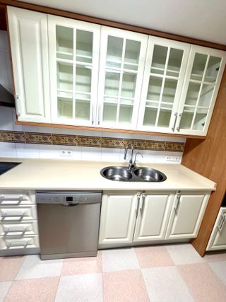 Muebles cocina con encimera de piedra artificial.