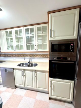 Muebles cocina con encimera de piedra artificial.