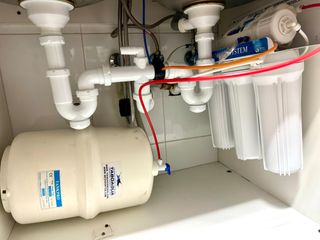 Muebles cocina con encimera de piedra artificial.