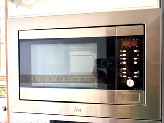 Muebles cocina con encimera de piedra artificial.