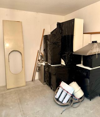 Muebles cocina con encimera de piedra artificial.