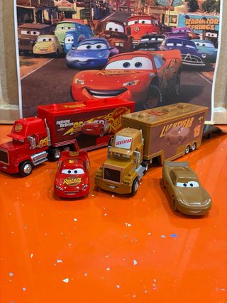 Camiones y coches de metal de la película Cars