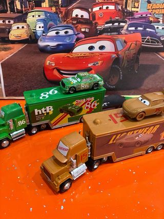 Camiones y coches de metal de la película Cars