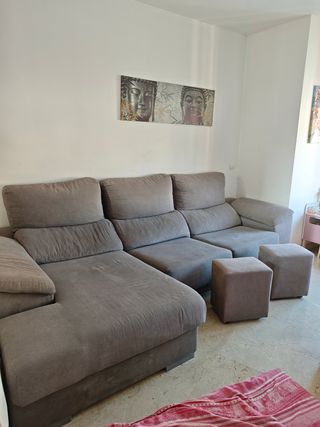 Sofá chaiselongue 4 plazas + arcón + 2 puff. 