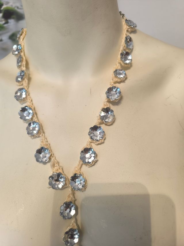 Collar joya body beige plata