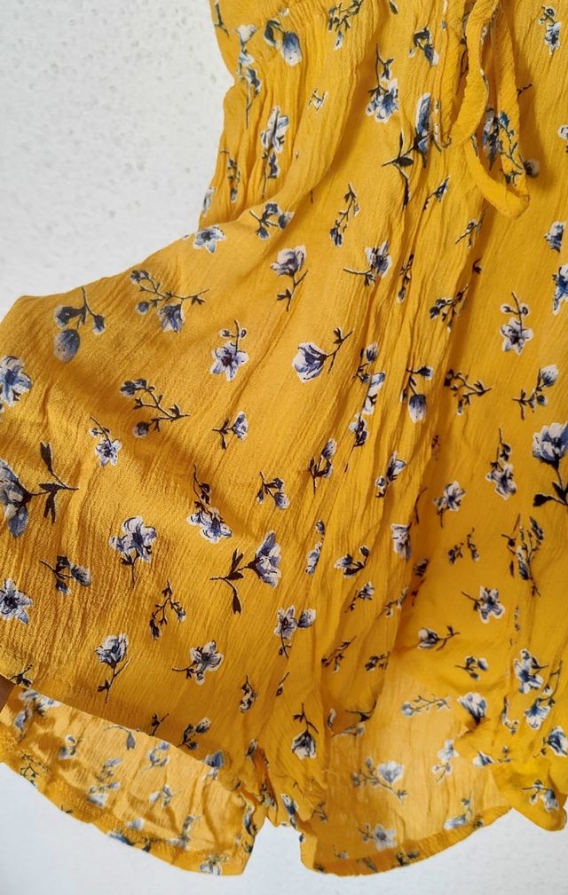 Mono corto amarillo con flores