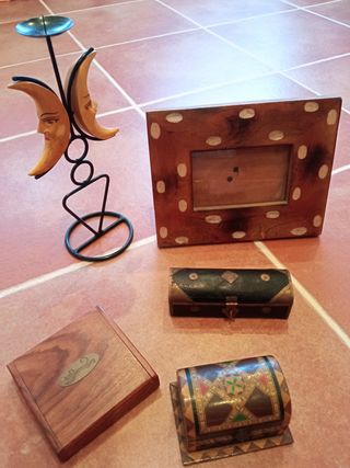 Decoración vintage: Cajas, candelero y marco fotos