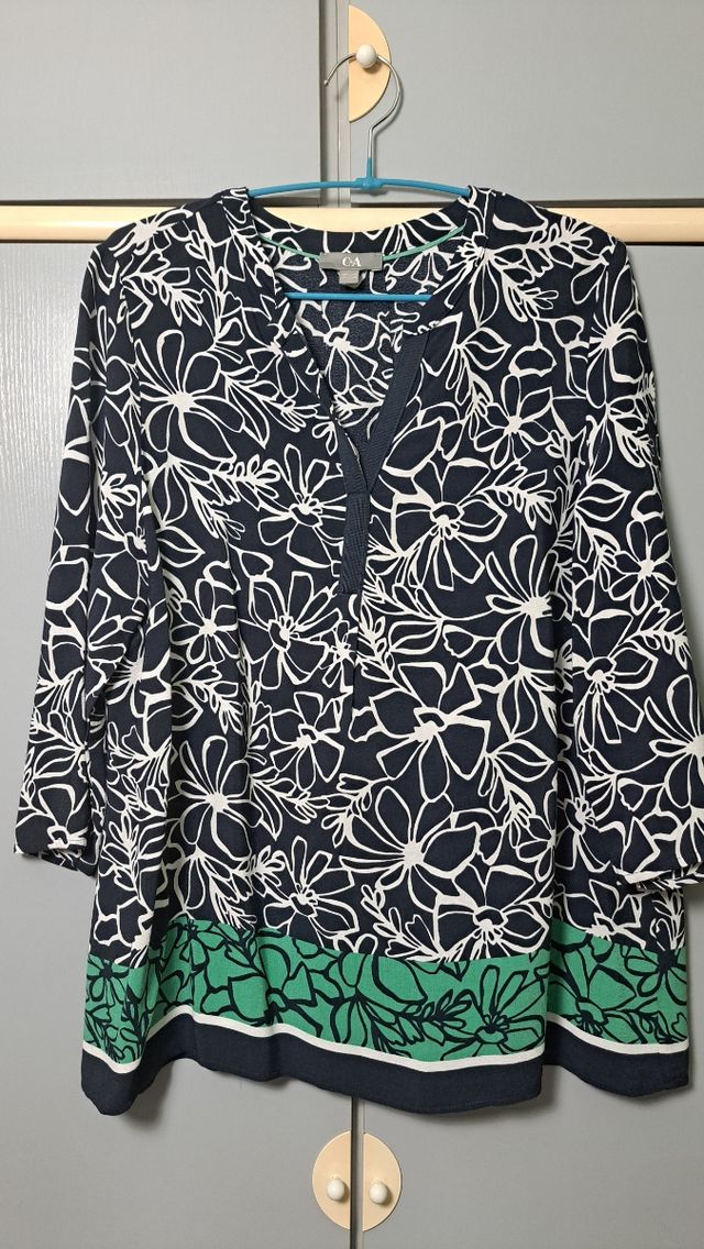 Blusa floral mangas 3/4 azul marino, blanco y verd