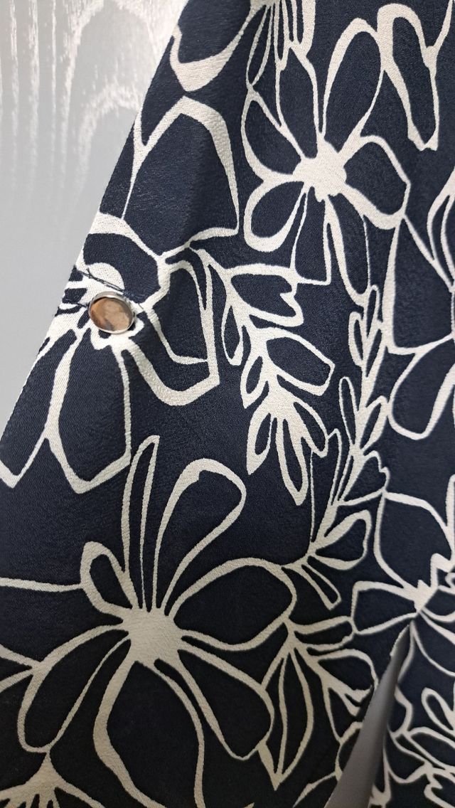 Blusa floral mangas 3/4 azul marino, blanco y verd