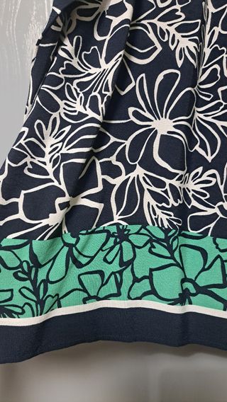 Blusa floral mangas 3/4 azul marino, blanco y verd