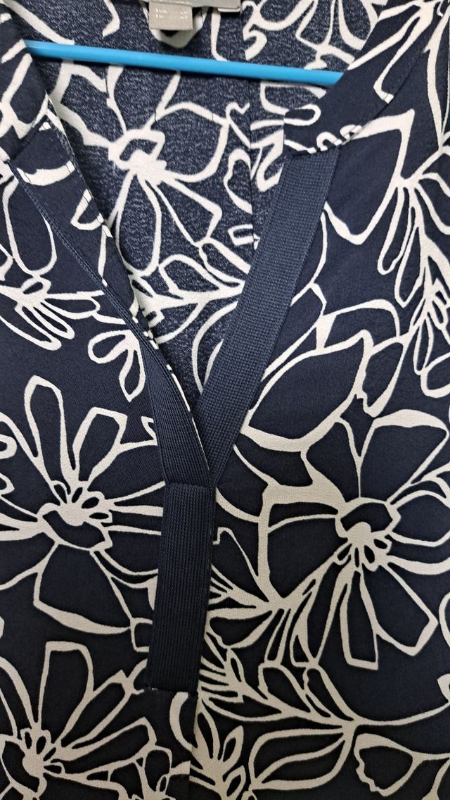 Blusa floral mangas 3/4 azul marino, blanco y verd