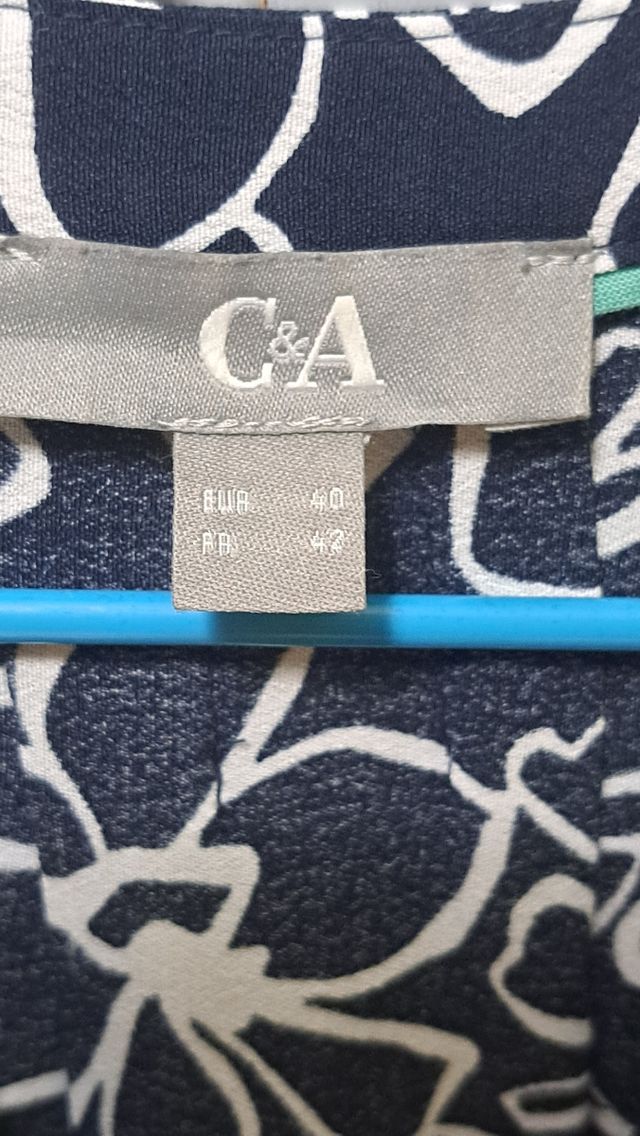 Blusa floral mangas 3/4 azul marino, blanco y verd