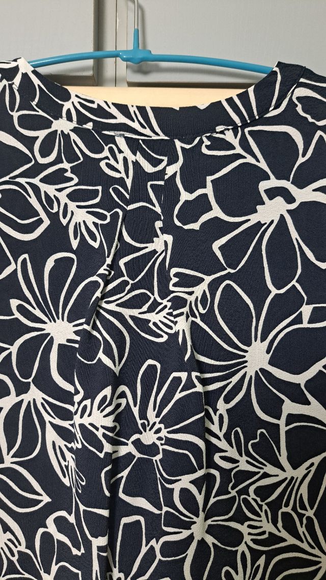 Blusa floral mangas 3/4 azul marino, blanco y verd