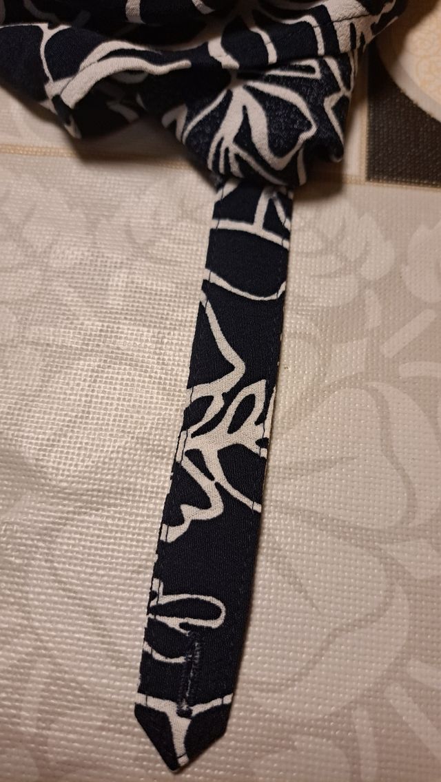 Blusa floral mangas 3/4 azul marino, blanco y verd