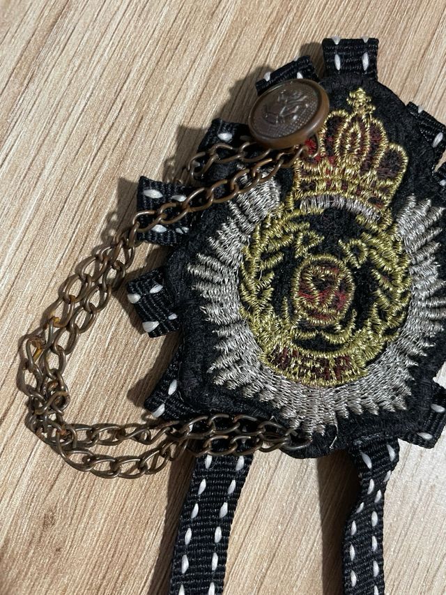 Broche bordado con corona