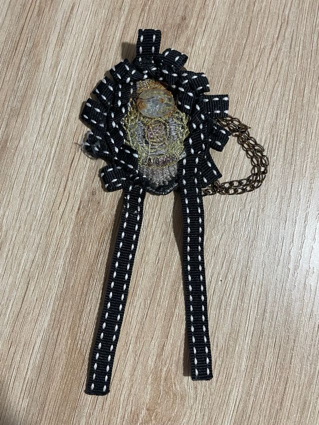 Broche bordado con corona