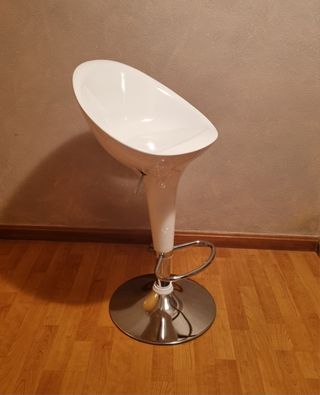Taburete alto blanco y plateado