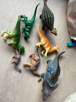 Lote 7 dinosaurios de juguete más otros juguetes 