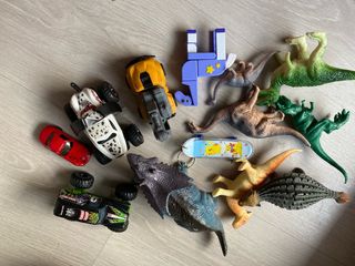 Lote 7 dinosaurios de juguete más otros juguetes 