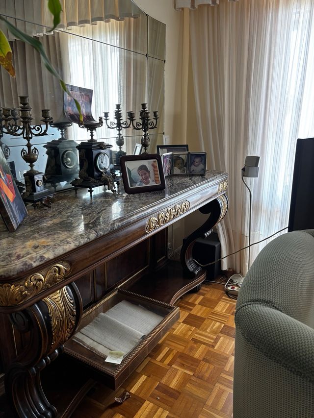 Mesa mármol-madera estilo antiguo