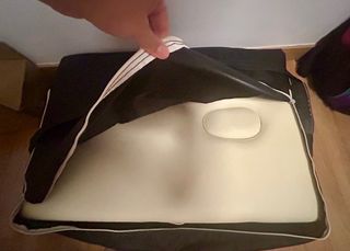 Camilla de masajes con su funda para guardarla.