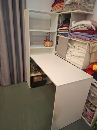 Escritorio blanco con estantería