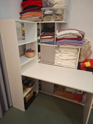 Escritorio blanco con estantería