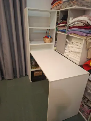 Escritorio blanco con estantería