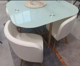 Mesa cristal + 4 sillas modernas