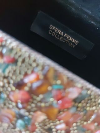 Bolso metálico con pedrería multicolor