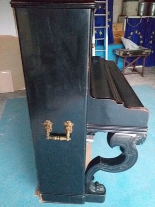 Piano antiguo de madera