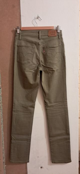 2 Pantalones Levis - Verde y Crema. 30€ los 2