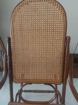 Mecedora antigua de madera y mimbre
