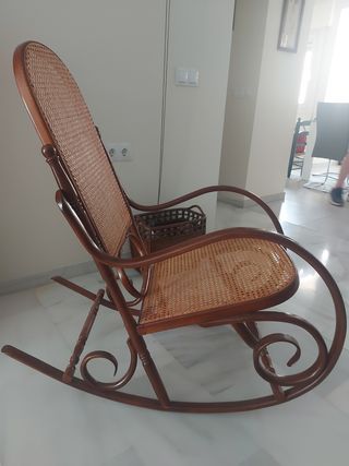 Mecedora antigua de madera y mimbre