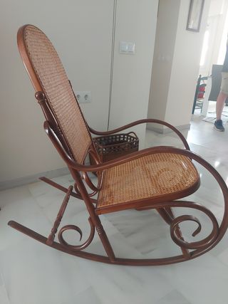 Mecedora antigua de madera y mimbre