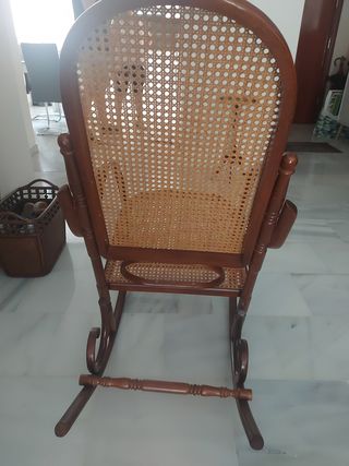 Mecedora antigua de madera y mimbre