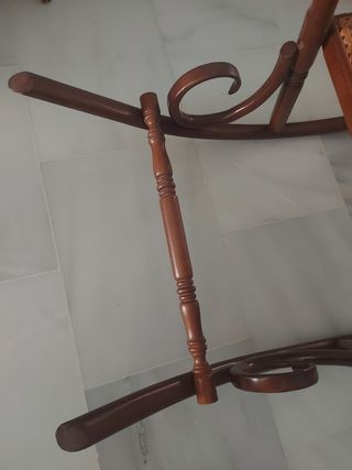 Mecedora antigua de madera y mimbre