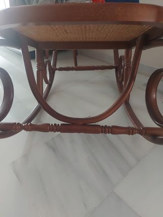 Mecedora antigua de madera y mimbre
