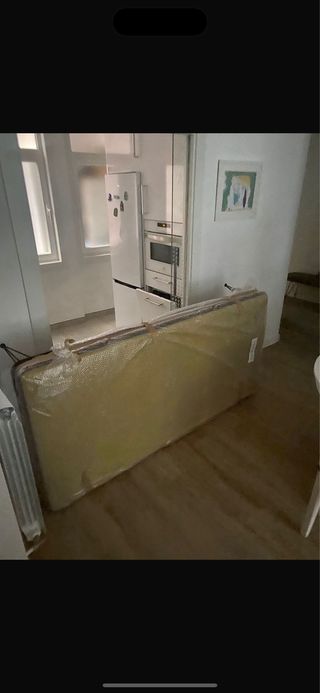 Cama forja negra colchón amarillo