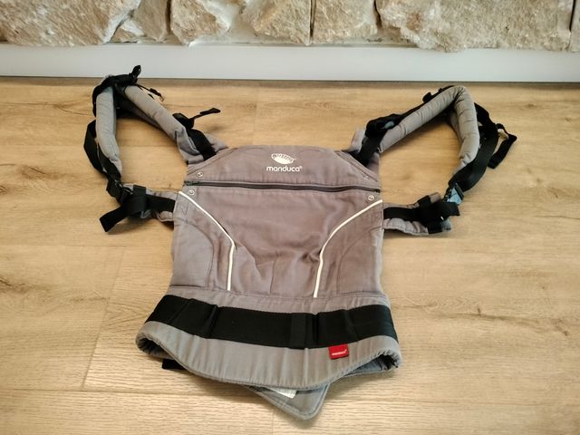 Mochila portabebe marca Manduca en color gris de segunda mano por