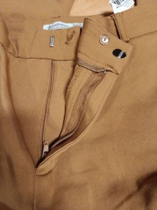 Pantalón vestir elástico marrón. Grupo Inditex.