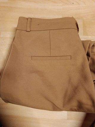 Pantalón vestir elástico marrón. Grupo Inditex.