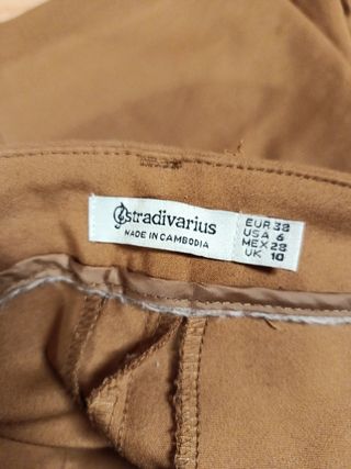 Pantalón vestir elástico marrón. Grupo Inditex.