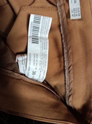 Pantalón vestir elástico marrón. Grupo Inditex.