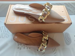Zapatos  beige con cadena dorada
