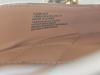 Zapatos  beige con cadena dorada