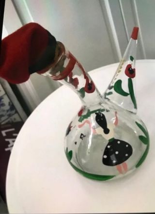 Porrón antiguo pintado a mano